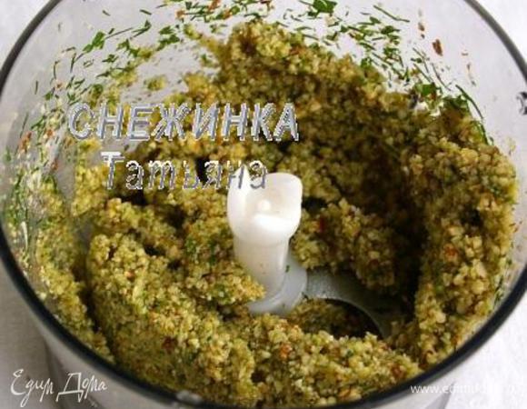 Измельчаем. Затем добавляем оливковое масло и снова пробиваем блендером. Получается что-то наподобие пасты с кусочками орехов.