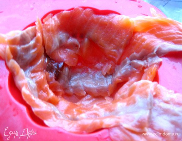 Выстилаем каждую ячейку (всего хватило на 3 крупных ячеек размером с апельсин!) полосками рыбки...