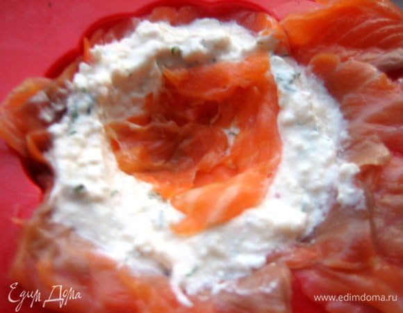 Кладём обрезки рыбки (удобно использовать кухонные ножницы...,потом помыть их!).