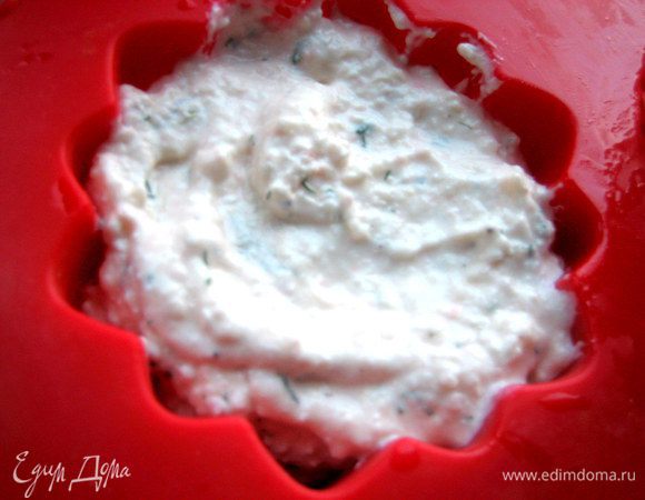 Оставшуюся начинку поместим в отдельную ячейку,пусть тоже застывает такая порция! Убираем форму в холодильник на ночь или на несколько часов.