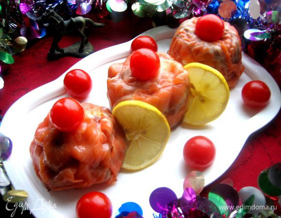 Дольками лимона...