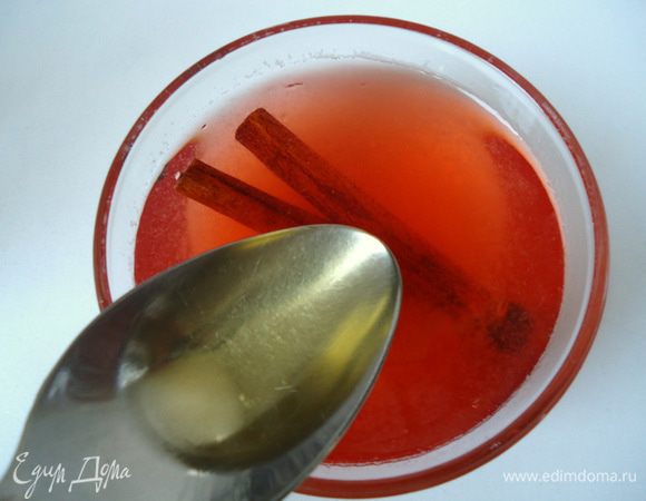 Приготовить сироп для пропитки для коржей. 
Воду и сироп влить в кастрюльку, добавить палочку корицы, поставить на огонь. Сварить сироп. Снять с огня, добавить миндальную настойку. Остудить.
