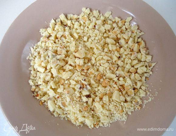 Приготовить клубничный крем. 
Шоколад порубить на мелкие кусочки. Мне попался шоколад с миндалем.

