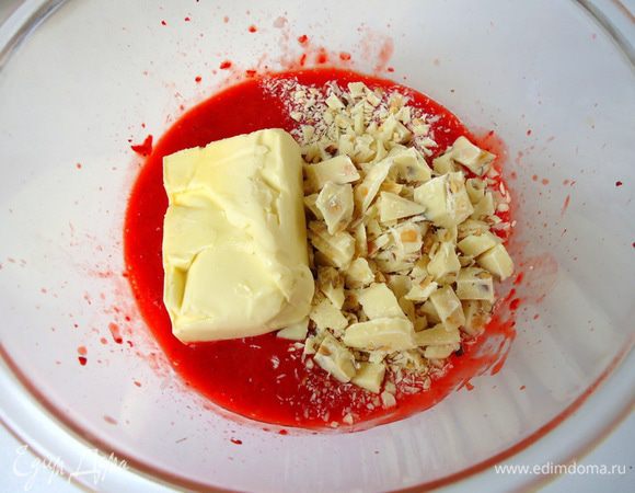 В горячее пюре добавить масло и всыпать шоколад. Размешать до полного соединения. Остудить.