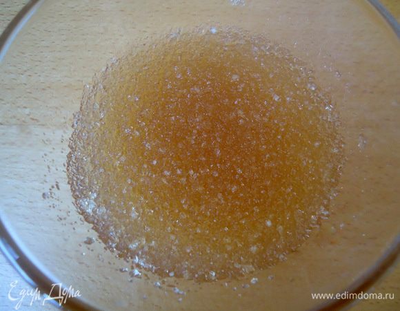 Приготовить яблочное парфе.
Желатин замочить в холодной воде, оставить для набухания, по инструкции на упаковке.
