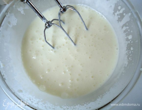 Сметану взбить с 5 ст.л. сахара.
