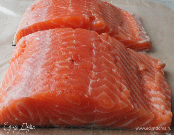 Из филе удалить кости и снять шкуру.