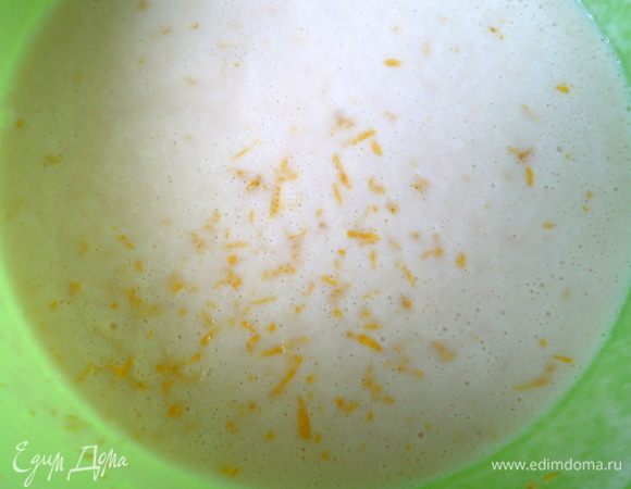 Сметанный крем соединить с яблочным муссом и натертой цедрой, перемешать.
