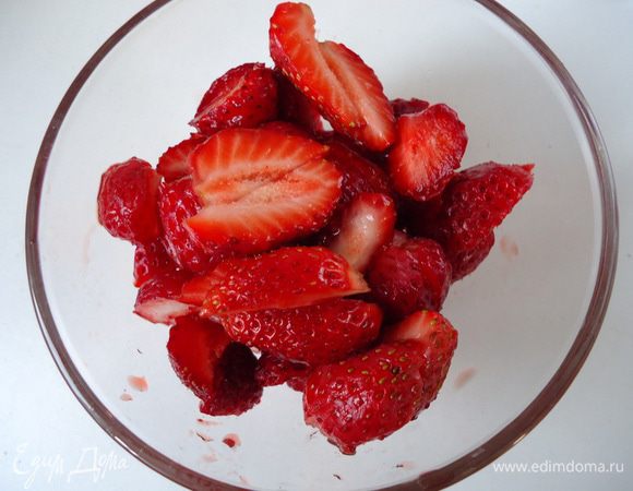 Клубнику порезать на четвертинки.
