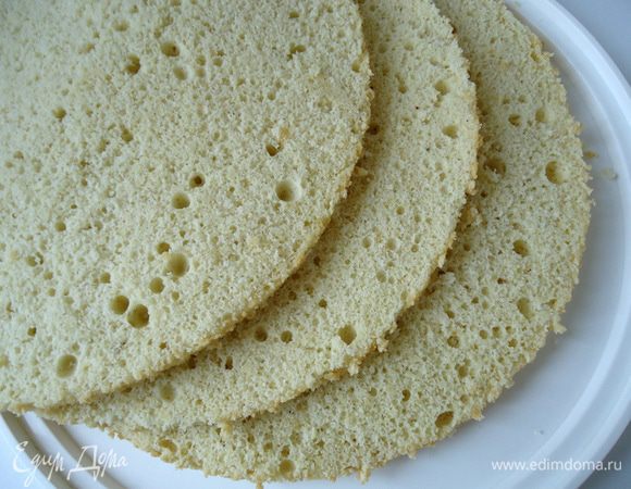 Сборка торта: Дно и бока формы выстелить файлами. Бисквит разрезать на три коржа.
