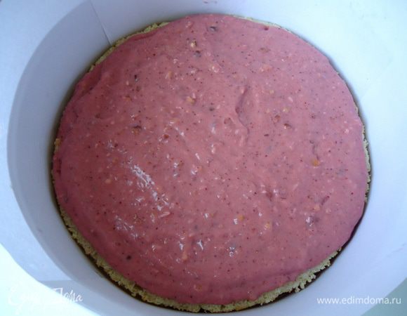 На корж выложить 1/2 часть крема. Так же сделать со вторым коржом. 
