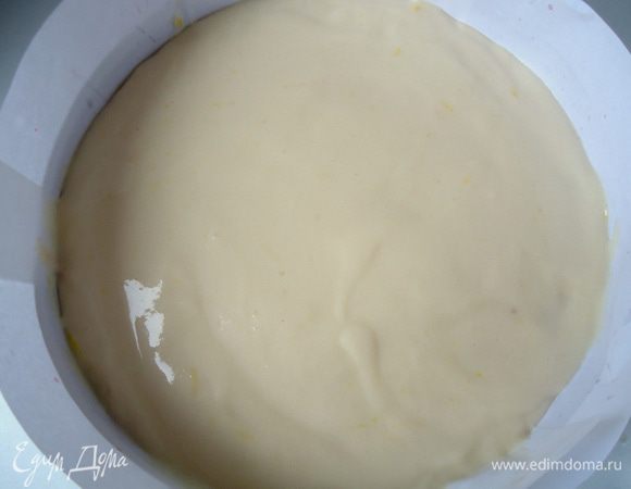 Сверху клубники аккуратно вылить парфе, стараясь не сдвинуть ягоду. Убрать в холод до полного застывания.
