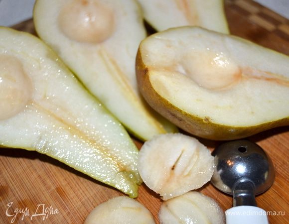 Грушу разрезать на две части,серединку с косточками удалить.В ингредиентах указано количество в виде килограмма.Берите количество груш из расчета 1/2 штуки на порцию.