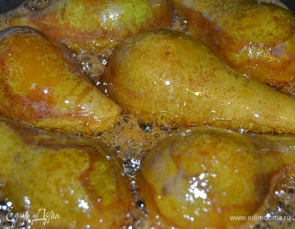 На сковороде с антипригарным покрытием растопить мед.Как только он закипит,выложить груши срезом вниз.Обжарить до золотистого цвета,перевернуть и карамелизировать с другой стороны.