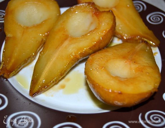 Выложить груши на тарелку,предварительно сбрызнув ее маслом,чтобы груши не прилипли.