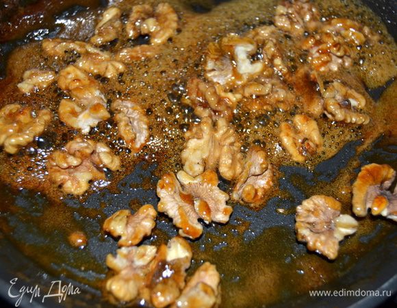 В сковороду выложить орехи и обжарить в оставшемся после груш соке с медом. Салатные листья,если требуется,помойте и просушите.