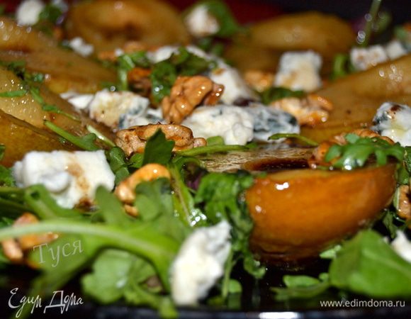 Разложите по тарелкам.Выложите по половинке груши,покрошите 50 г сыра и посыпьте орехами. Для заправки смешать оливковое масло с бальзамиком,посолить,поперчить и полить салат.Подавать сразу же.