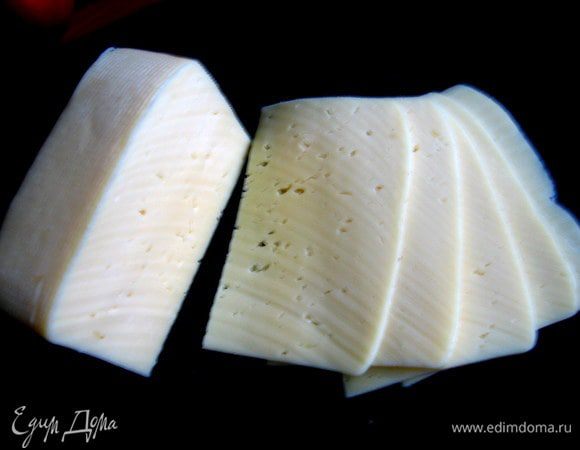 Сыр купить нарезанный ровными пластинами или самим аккуратно нарезать от куска.