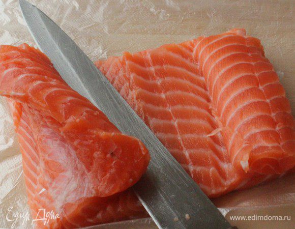 На втором филе сделать на утолщенной части вправо и влево глубокий продольный надрез, не доходя до края. Развернуть в виде книжки...