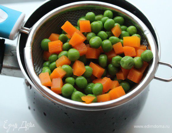 Морковь нарезать  мелким кубиком. Сварить вместе с горошком в подсоленной воде в течение 5 минут. Кипяток слить, обдать овощи холодной водой и откинуть на сито.