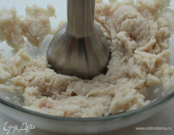 Филе камбалы измельчить блендером в пюре.