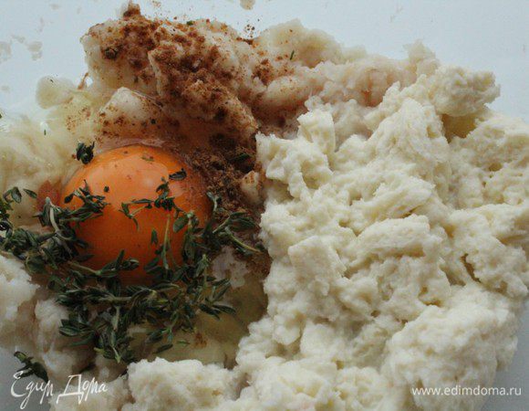 Добавить в фарш размоченный в молоке хлеб, яйцо и листики тимьяна. Если у вас нет тимьяна, смело заменяйте его на петрушку или любую другую зелень... Приправить солью и перцем.