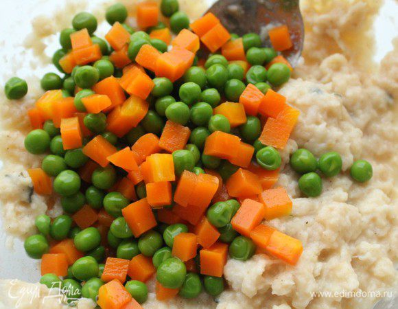 Добавить в фарш морковь и горошек , хорошо перемешать.