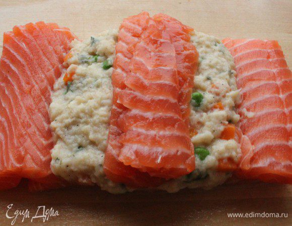 Выложить половину начинки на бОльшую часть филе, о центру выложить маленький брусок от первого филе.