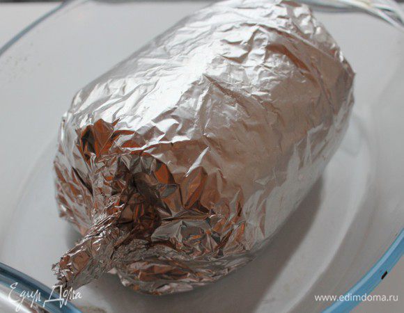 Лист фольги сложить в два слоя, намазать растительным маслом и завернуть в него рыбный рулет. Запекать при температуре 180 градусов 35-40 минут.  Дать остыть до комнатной температуры, затем переставить в холодильник. Перед подачей снять фольгу и нарезать рулет порционными кусками.