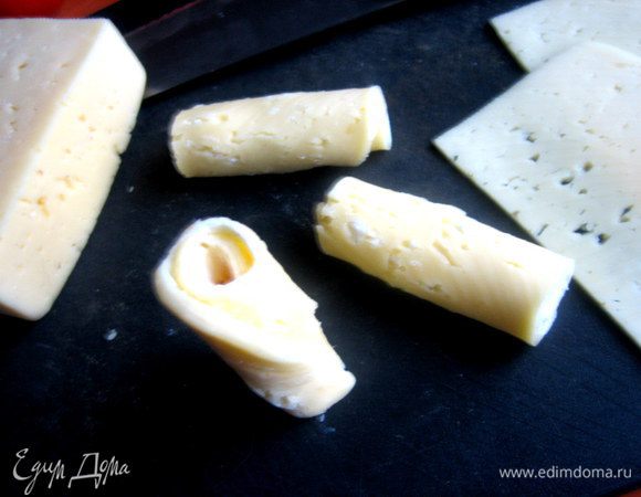 Скручиваем рулетиком...Если нужно-скрепляем зубочисткой!