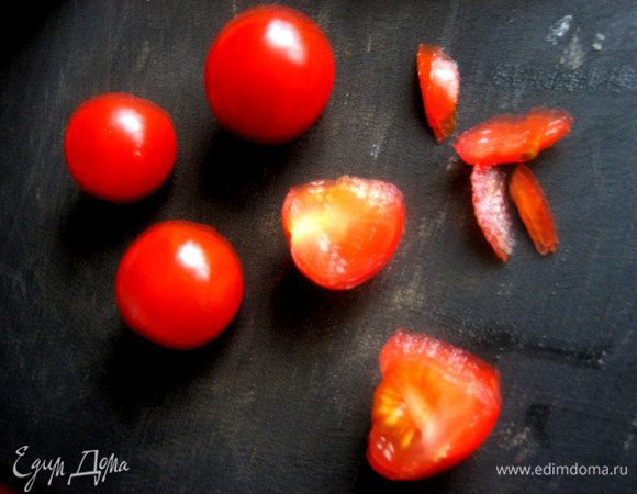 Черри разрезаем пополам (лучше взять твёрдые!) и вырезаем на подобие пламени. Также "пламя" можно вырезать из сладкого красного перца!