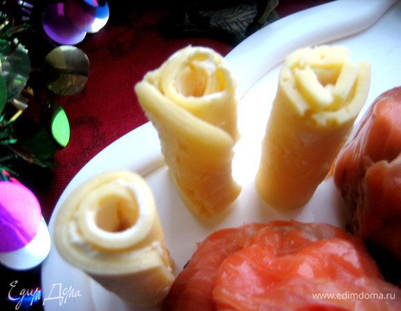 Рулетики ставим на плоскую тарелку или подносик.