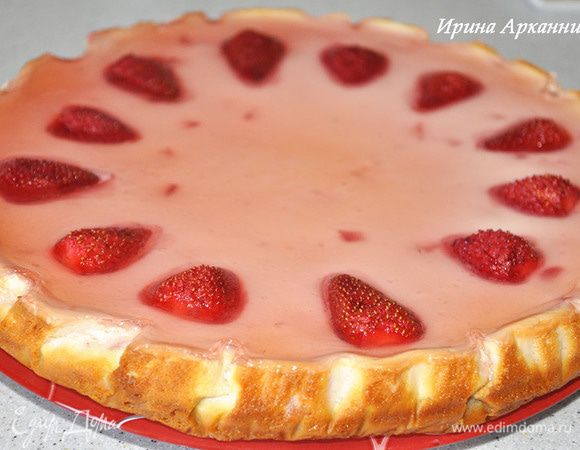 Готовый пирог пусть постоит в духовке ,если серединка не совсем пропеклась, около часа. Это возможно, если диаметр формы будет меньше моей и начинка будет выше.  Вынуть из духовки, остудить, залить желе прямо в форме, затем убрать в холодильник на 3, а лучше на 5-6 часов. Потом аккуратно форму открыть и снять бумагу

