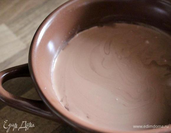 Шоколадный крем тоже готовится заранее. Для этого разогреть сливки, добавить кусочки шоколада и сливочное масло. Размешать массу до однородного состояния, охладить и убрать в холодильник на 2-3 часа, затянув пищевой плёнкой.