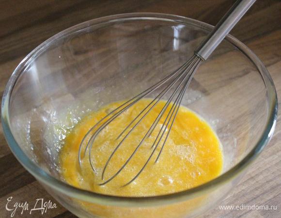 Яйца и желтки взбить с сахаром добела, а затем влить струйкой растительное масло, не прекращая взбивания. Затем, также не прекращая взбивания, добавить сметану по столовой ложке.