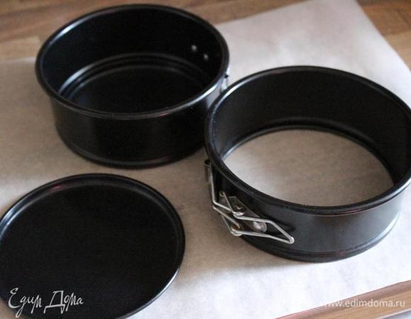 Дно двух разъёмных форм (22 см) застелить пергаментом. Разделить тесто на две формы поровну. Выпекать при 180 гр. около 30-35 минут. Готовность проверить зубочисткой. Остудить коржи, а затем каждый горизонтально разрезать на две части. 