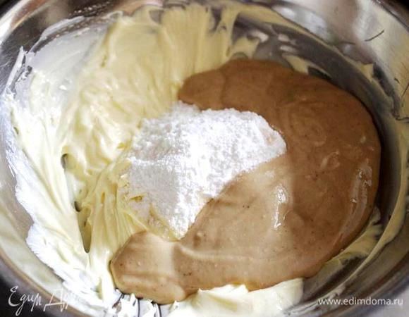 Состав арахисовой пасты: 150 г арахиса, 1 ст.л. растительного масла, 2 ст.л. сахарной пудры. 
Для арахисового крема взбить размягчённое масло. Небольшими порциями к маслу добавить арахисовую пасту, ванильную и сахарную пудру. Взбить крем до пышности. 