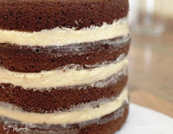 Промазать коржи арахисовым кремом и убрать торт в морозильник минут на 20.