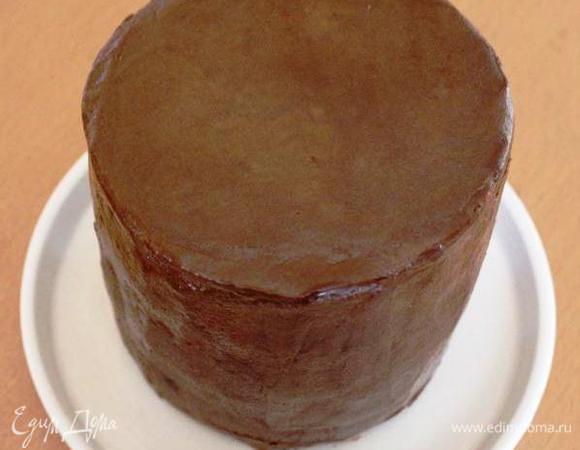 Взбить заранее приготовленный и охлаждённый шоколадный крем. Обмазать бока и верх торта. Разровнять, но без фанатизма. Небольшие мазки только украсят торт и придадут ему домашности. Убрать торт в холодильник на 2-4 часа или на ночь.