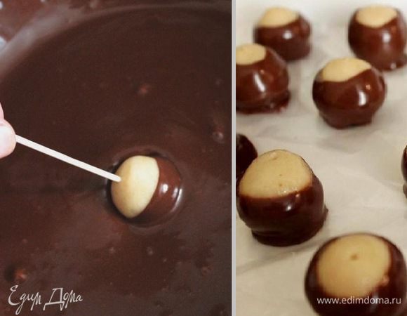 Растопить шоколад на водяной бане. Добавить сливочное масло и хорошо размешать массу. Зубочисткой наколоть арахисовый шарик и окунуть его в шоколад на 2/3. Дать стечь лишнему шоколаду и поставить конфету на доску, застеленную пергаментом или пищевой плёнкой. Удалить зубочистку. Приготовить таким образом все конфеты и убрать их в холодильник.