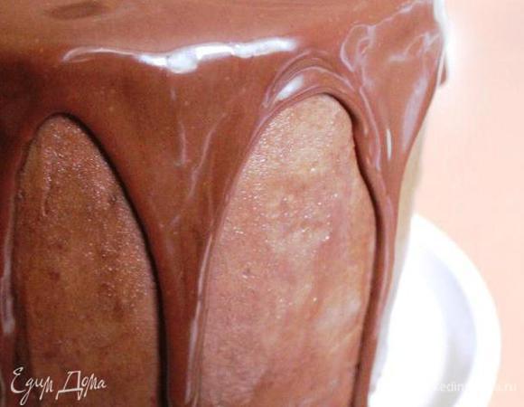 Минимум за полтора часа до подачи приготовить ганаш. Для этого хорошо прогреть сливки и залить ими поломанный на маленькие кусочки шоколад. Дать шоколаду прогреться и хорошо перемешать массу. Добавить виски. На торт вылить чуть тёплый ганаш и ложкой круговыми движениями распределить его по поверхности торта. Так же ложкой части ганаша дать стечь по бокам торта. Если торт хорошо охлаждён, то струйки шоколада красиво застынут.