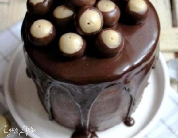 Поверхность торта украсить конфетами. Убрать торт в холодильник.
Приятного чаепития!