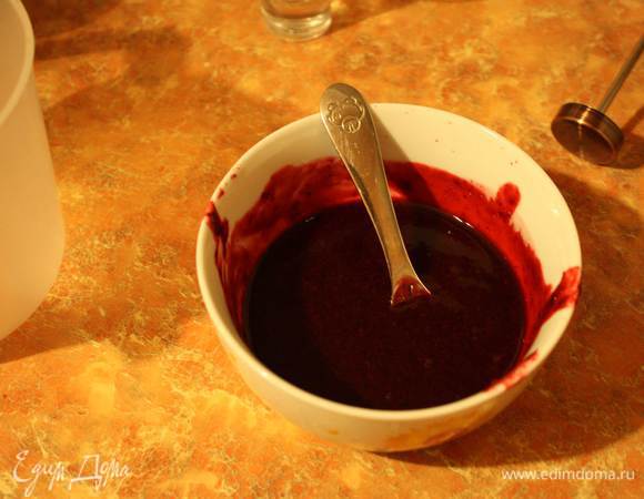 Делаем желе. Желатин замачиваем в вине. Ягоды (если брали замороженные, разморозьте и слейте сок) перемалываем в блендере,протираем через сито, добавляем по вкусу сахар и бальзамик.