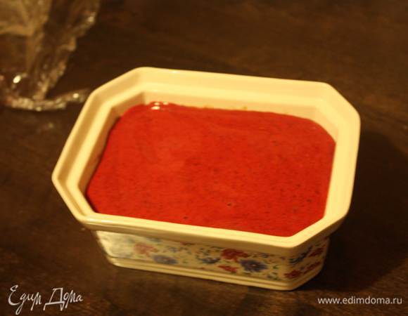 Желатин распускаем и смешиваем с ягодным пюре. Как только масса станет застывать, начинаем взбивать ее миксером на высокой скорости 10-15 минут. И заливаем паштет. Ставим в холодильник еще на пару часов. Все готово!