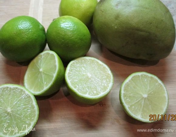 Фрукты вымыть. Лаймы разрезать пополам, выжать сок.