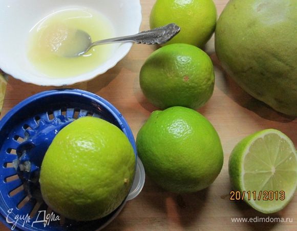В соке 1 лайма замочить желатин. Манго очистить, срезать с косточки, измельчить.
Кусочки манго положить в блендер, добавить лимонный сок (у меня на соковыжималке осталась мякоть лайма, ее я тоже положила в чашу блендера). Взбить.
