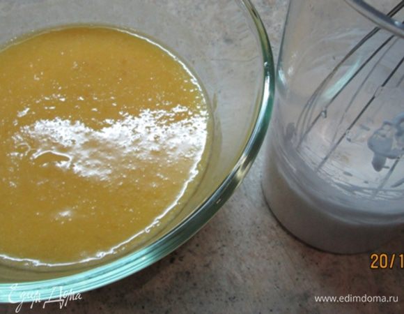 Желатин поставить на 1 мин. в микроволновку, на слабой мощности прогреть.
Желатин вылить во фруктовую массу.
Белок взбить с сахарной пудрой. 
