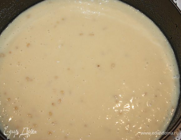 Начинаем с бисквита. Желтки отделить от белков. Желтки взбить с сахаром. Белки взбить до устойчивых пик и соединить с желтками. Добавить муку и хорошо взбить. Отделить ¼ часть теста и добавить кедровые орешки. Выпекать при температуре 160 градусов 35 мин . К оставшейся части теста добавить какао. Выпечь бисквит и разрезать его ниткой на три части. Все части пропитать сиропом.