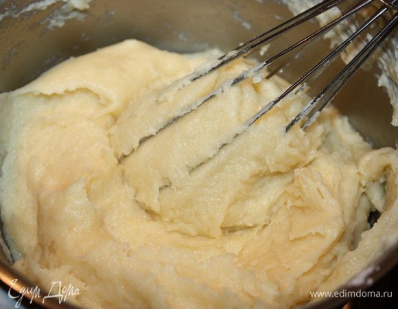 Делаем профитроли. Маргарин и воду довести до кипения. Всыпать муку и быстро перемешать. Тесто заварилось. Дать ему полностью остыть. Добавить яйца. Взбить. 