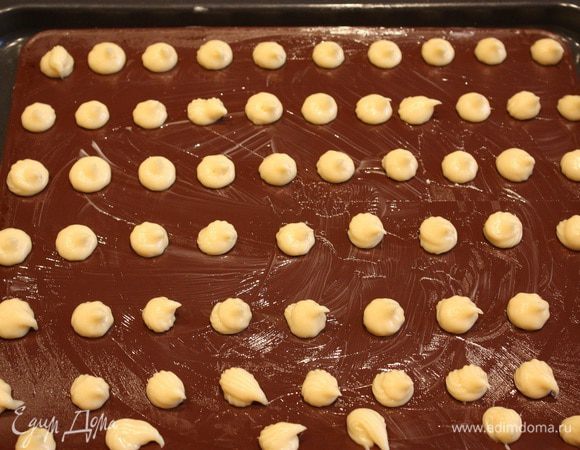 Выпекаем в духовке при температуре  180 градусов 35 минут. Делаем 4 разных размера профитролей.